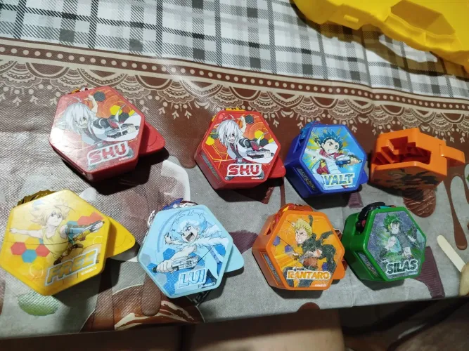 Beyblade Burst - 8 Brinquedos Colecionáveis
