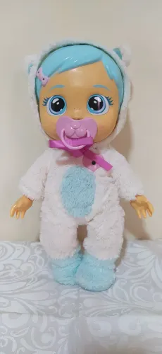 Boneca Crybabies Cristal Amando e cuidando.