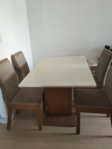 Mesa de Jantar Elegante e Funcional