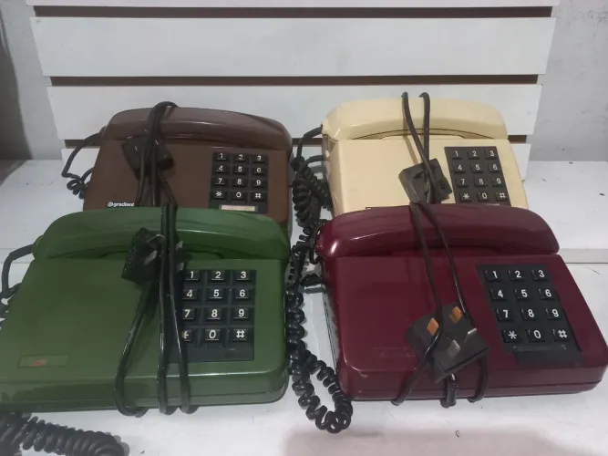 4 Telefones Fixos Antigos - Raridade cada !