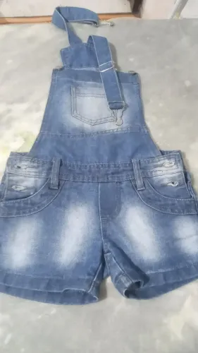 Jardineira jeans infantil