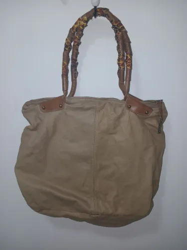 Bolsa de Ombro Bege com Alças Detalhadadas