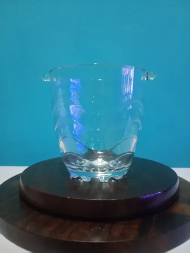Delicado balde para gelo em vidro <br><br>13cm de altura<br>12cm de diâmetro