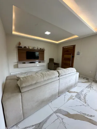 Casa de três quartos com quintal de 250 M em área construída.
