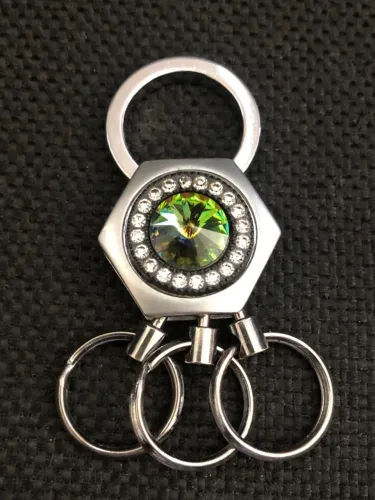 Chaveiro Dubai. Liga metálica para joias, cristais Swarovski.