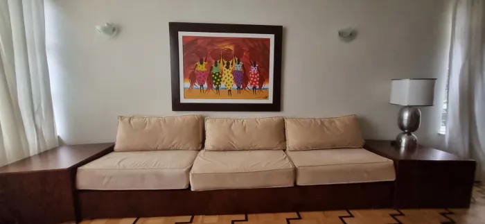 Bancada/baú e sofa de 5 lugares em imbuia maciça + mesas/baú laterais, com almofadas 