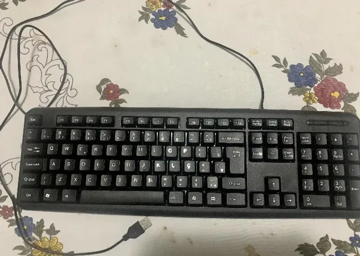 Teclado de computador usb Standard, Marca: Evus. Em bom estado 