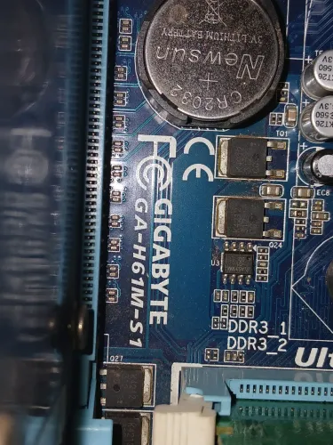 Placa mae GA-H61M  com Processador i3