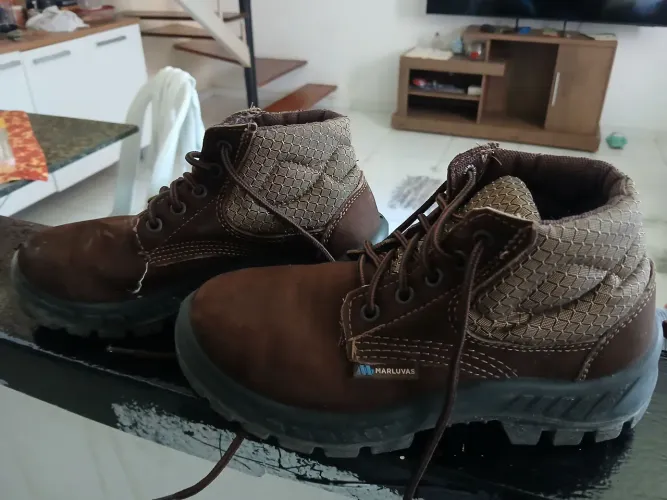 Bota feminina com bico de aço