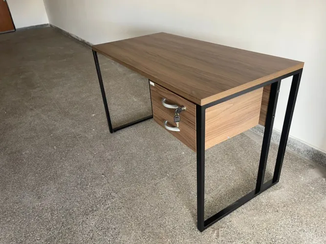 MESA DE ESCRITORIO INDUSTRIAL com gavetas - LOJA IKONMIXOFFICE
