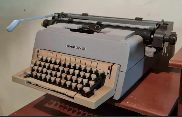 Máquina de Escrever Olivetti Linea 98