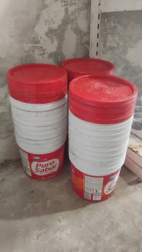 Balde redondo de 15kg, sujo de margarina. Valor: 4,00 reais cada.  