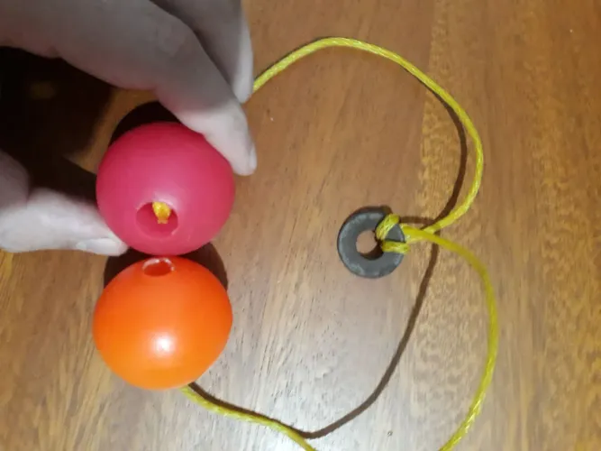 Jogo de cordas e bolas coloridas