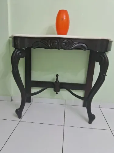 Lindo aparador antigo entalhado a mão em madeira maciça...