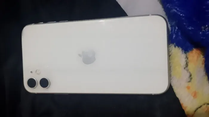 iPhone 11 semi-novo 64 GB muito bom