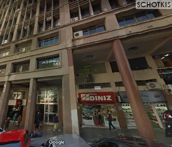 IMOBILIÁRIA SCHOTKIS ALUGA SALA COMERCIAL NA BORGES DE MEDEIROS, 1º ANDAR, LATERAL, COM 03
