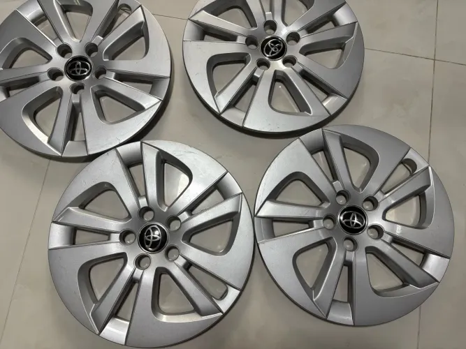 Vendo conjunto com quatro calotas originais do Prius 600 reais