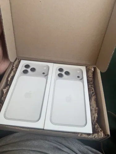 2 iPhone 17 pro Max branco