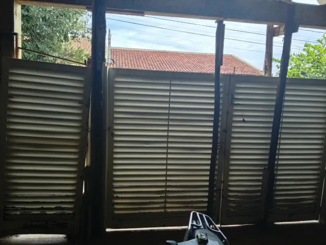 Vendo portão de duas folga com social mais parte de cima grade.