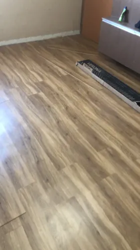 Instalado de piso vinílico e piso laminado