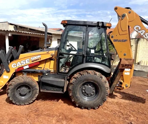 Retroescavadeira Case 580N ano 2023, 4x4, com 3.850 horas e ar condicionado, em SP