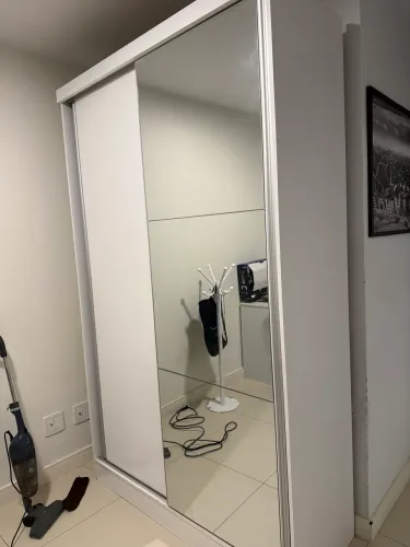 Guarda-roupas com espelho
