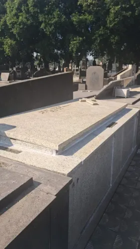 Jazigo Perpétuo - 2,4m² no Cemitério São Francisco Xavier (Caju/RJ)