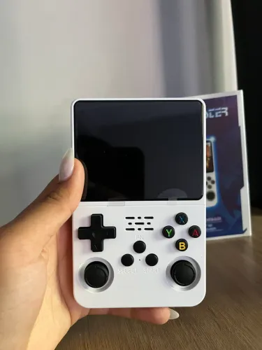Videogame portátil R36s