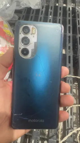 Tá com algumas avaria, mais nada que impede o funcionamento do celular.