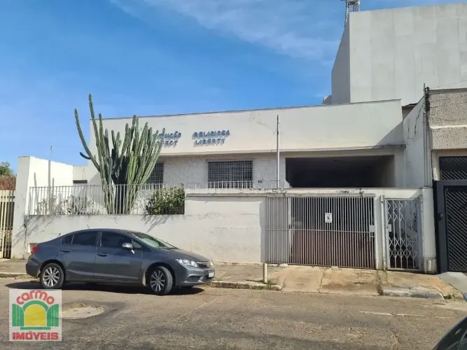 casa com terreno de 492 m2 a venda na Rua Coronel Batista centro Anápolis Goiás.