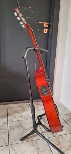Violão semi novo elétrico e com afinador.