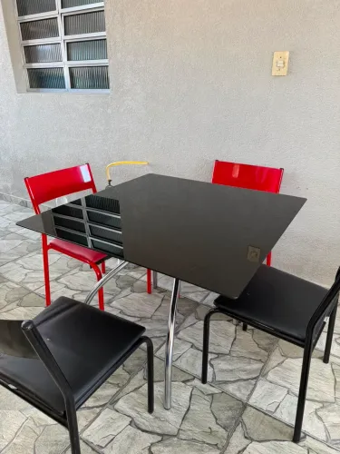 Mesa com tampo de vidro e 4 cadeiras