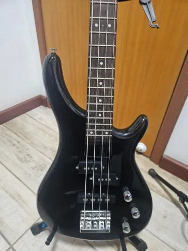 Baixo giannini 