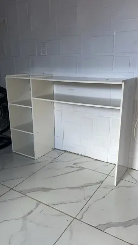 Bancada usada , , conservada , poucas marcas de uso .
