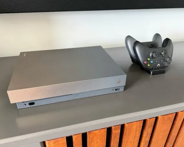 Xbox One X + 2 controles com baterias recarregáveis - edição Gold Rush Battlefield V