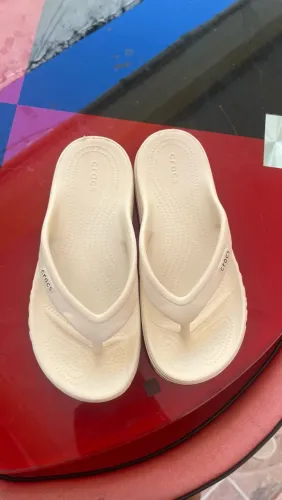 Sandália Crocs Classic Flip (Off-White) Original - Conforto Absoluto para o seu Dia a Dia!