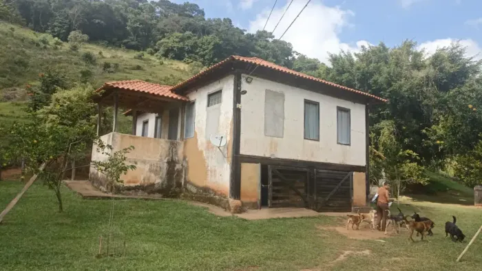 FAZENDA 60 HECTARES EM TOLEDOS/VALADARES,CASARÃO 180m NASCENTES MUITAS FRUTAS AÇUDES PASTO