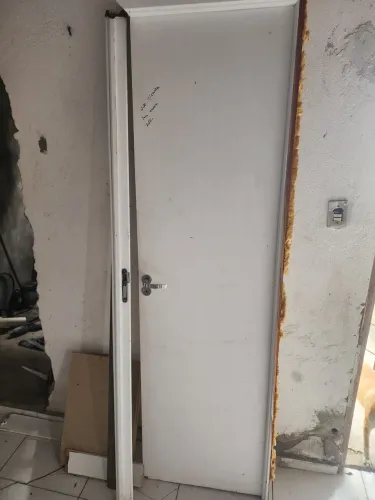 Porta branca com caixa e fechadura