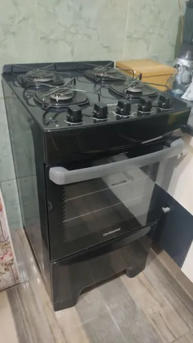 Minha vó está vendendo esse fogão, motivo: ela comprou outro e ainda está pagando esse.