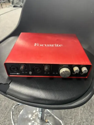 Placa de Áudio Focusrite Scarlett 6i6 2°geração 
