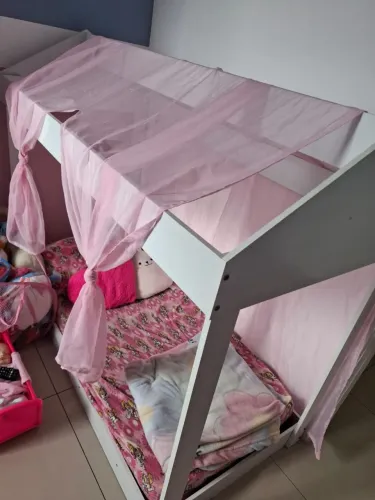 Cama montessoriana infantil com véu rosa