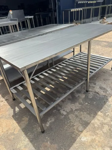 Mesa em oferta com paneleiro gradeado ..