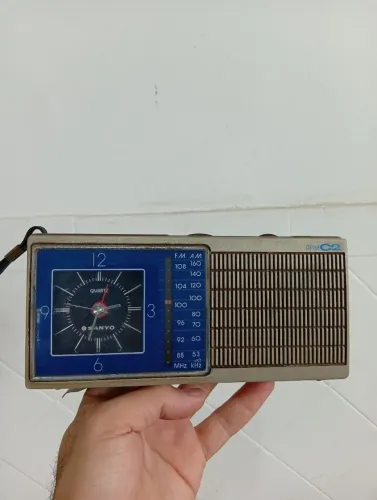 Rádio antigo sanyo para conserto ou decoração