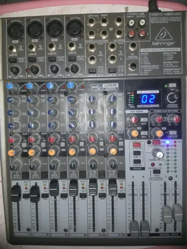 Mesa de som Behinger xenys 1204 usb