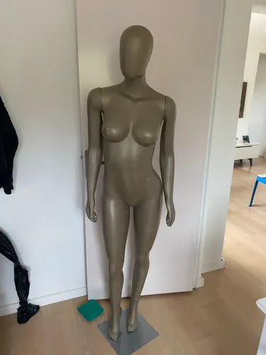 Manequins, araras e cabides de roupas 