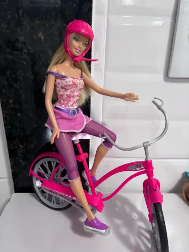 Barbie com bicicleta