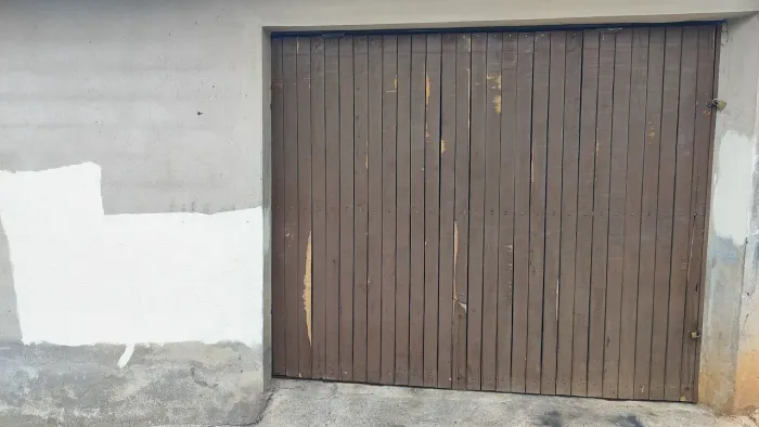 Vendo portão de madeira maciça 