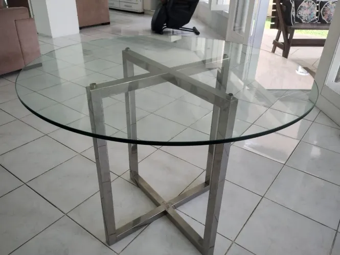 Mesa de vidro com base inox