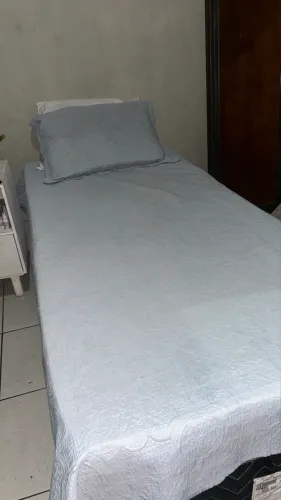 Vende-se cama de solteiro, base e colchão.