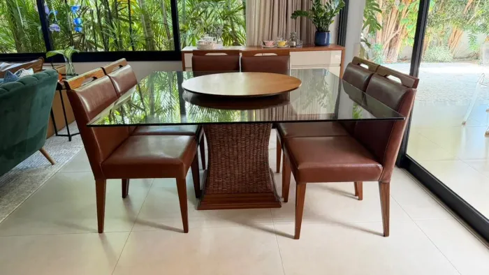 Mesa com 8 cadeiras